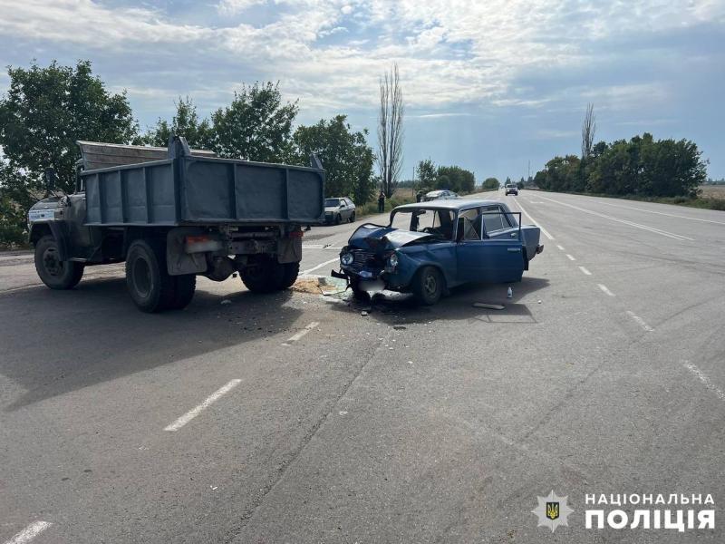 У Миколаївській області автомобіль легкового класу потрапив у зіткнення з вантажним транспортом: один з водіїв втратив життя.