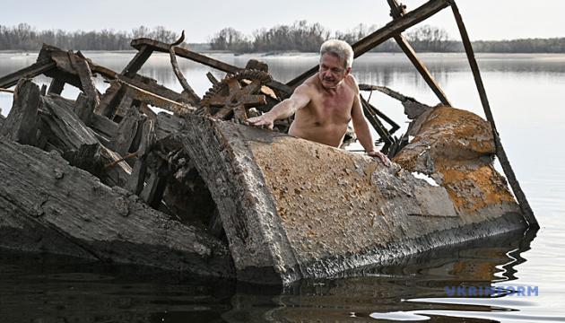 Відшукати правду: запорізький дослідник історії вивчає потоплене судно-драгу.