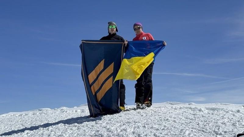 Український ветеран війни вперше досяг вершини гори Казбек - Радіо Максимум