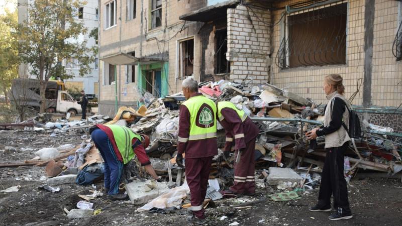 Військові сили Росії завдали удару по багатоповерховому будинку в Харкові, внаслідок чого, за словами мера, загинула щонайменше одна особа.