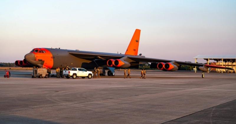 Бомбардувальник B-52H отримав незвичне забарвлення: які цілі ставили перед собою Військово-повітряні сили США?