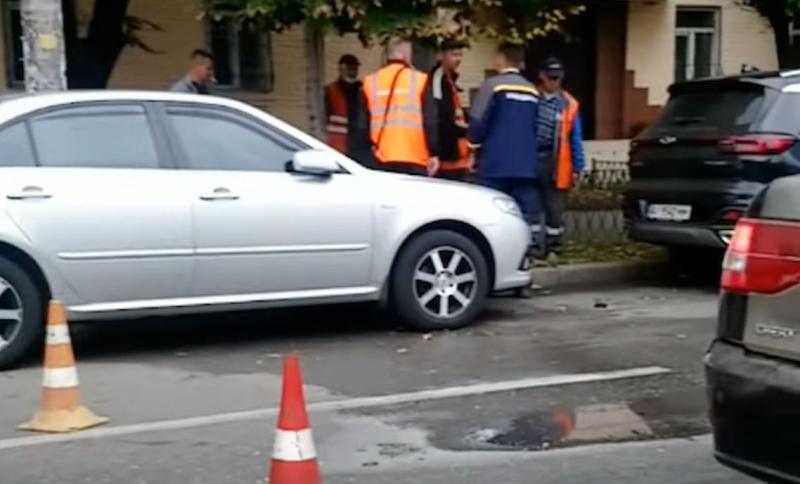 Чоловік вбив свого брата лопатою через інтимну близькість з його дружиною, при цьому їхньою водійкою була мати, яка все спостерігала.