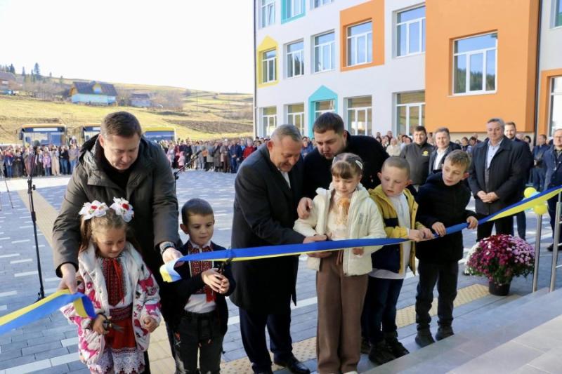 У Львівській області з’явилася нова школа, будівництво якої тривало цілих 16 років.