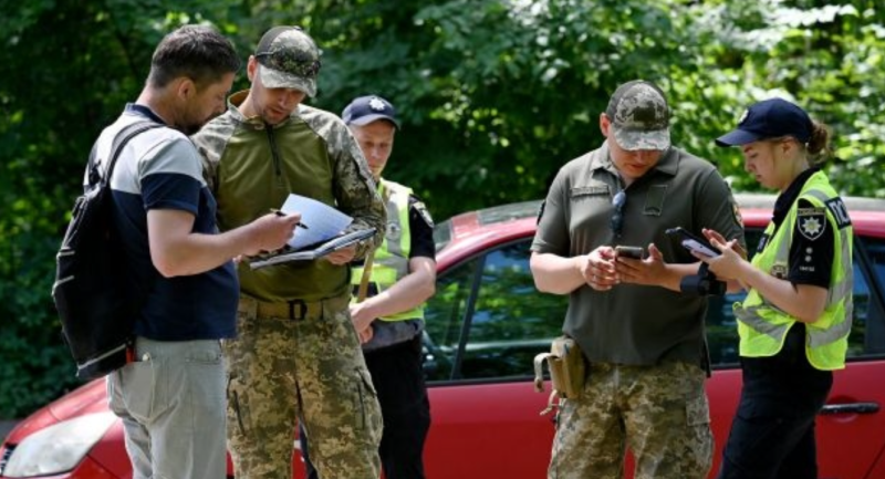 Комунальні підприємства масово втрачають бронювання від мобілізації: замість забезпечення теплом та електрикою - ТЦК.